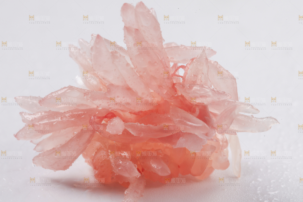 白底上放着红柚果肉