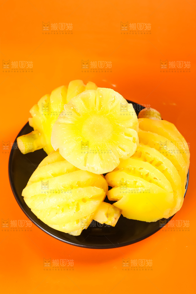 盘子里装着泰国小菠萝