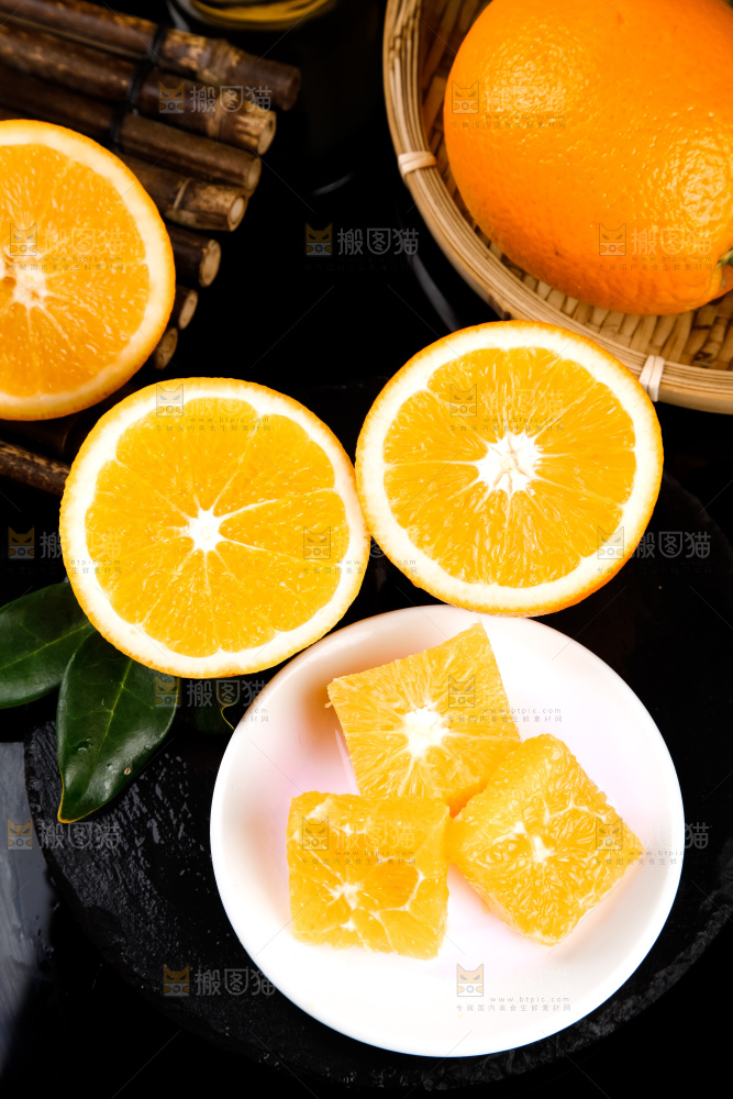 盘子里装着橙子果肉