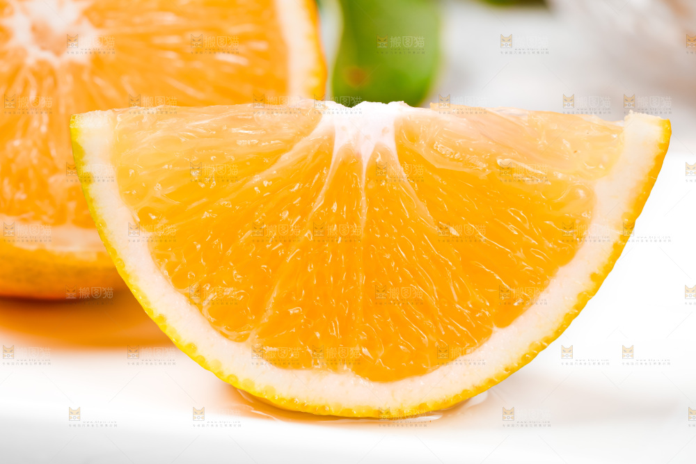 盘子上摆着高原褚橙