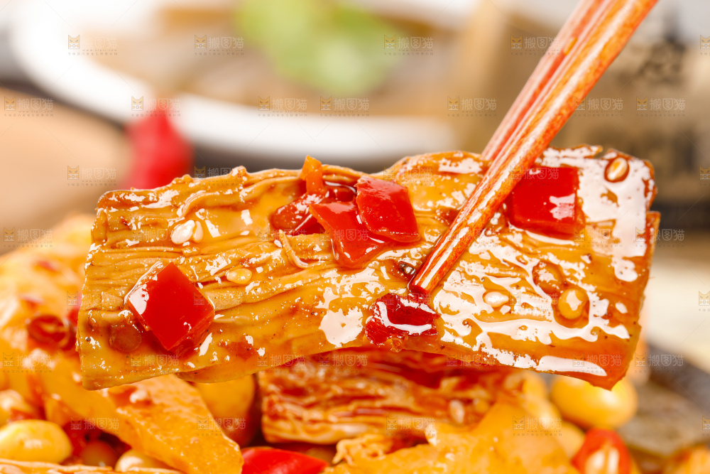 筷子上夹着下饭菜