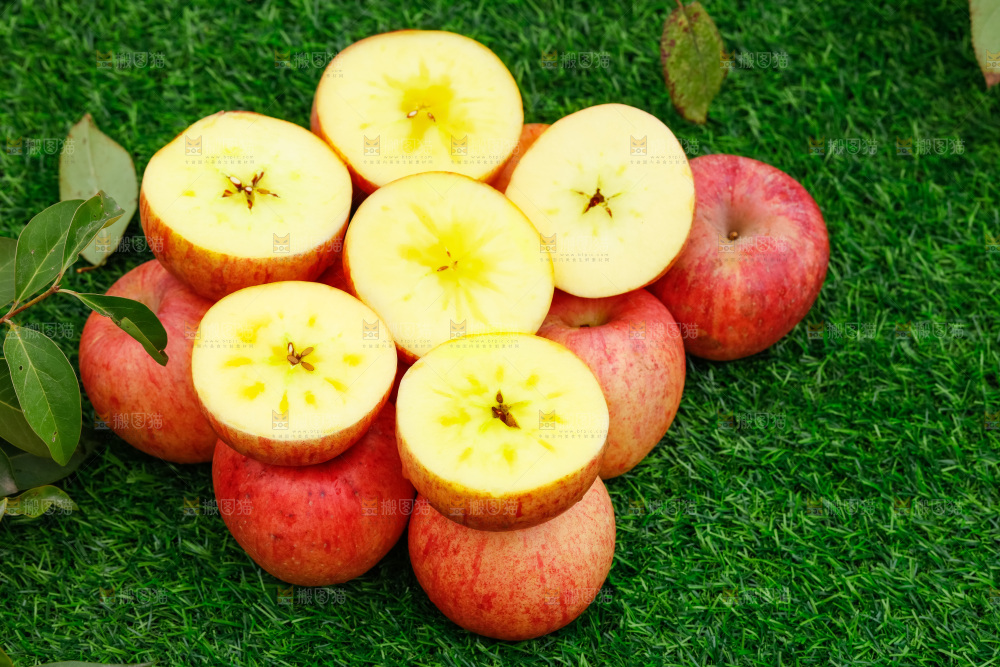 草地上放着冰糖心苹果