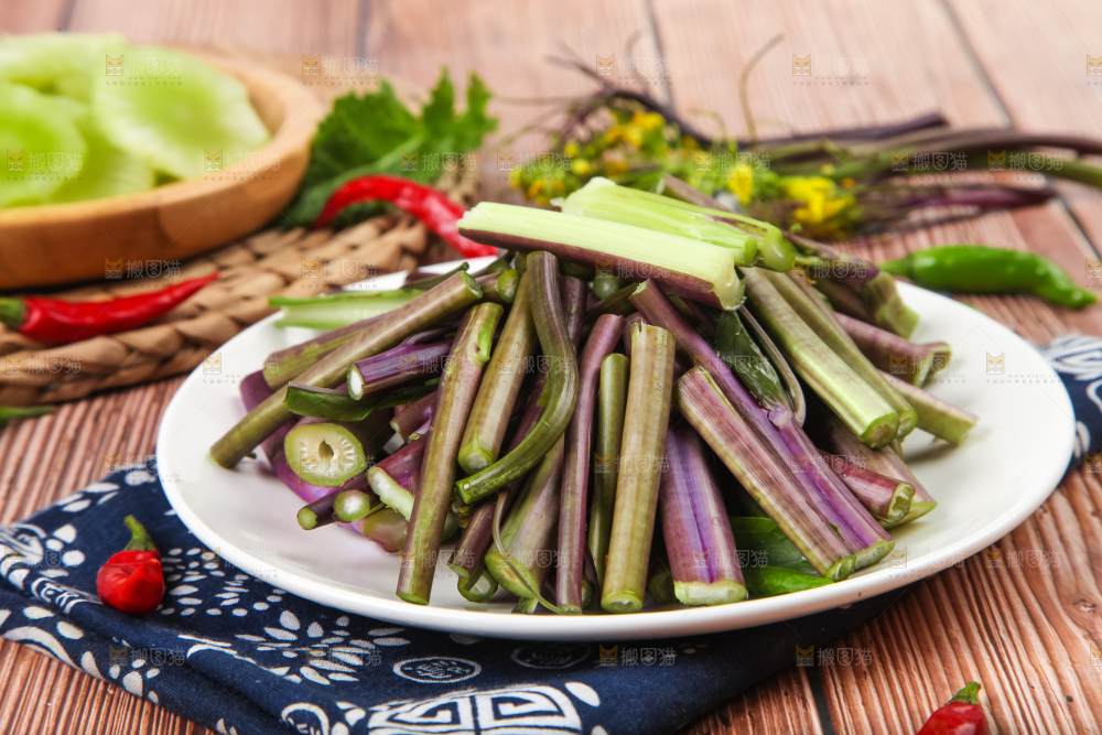 盘子里装着紫菜薹