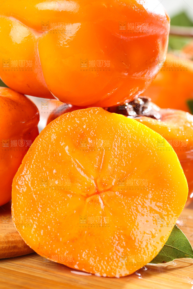 木板上的盘柿