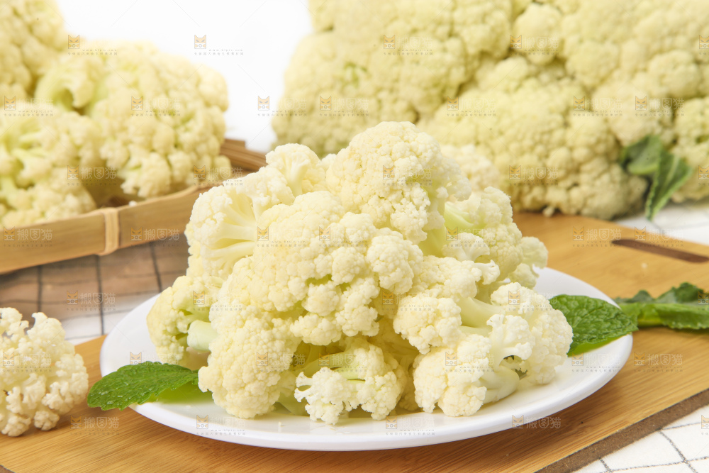 木板上放着椰菜花