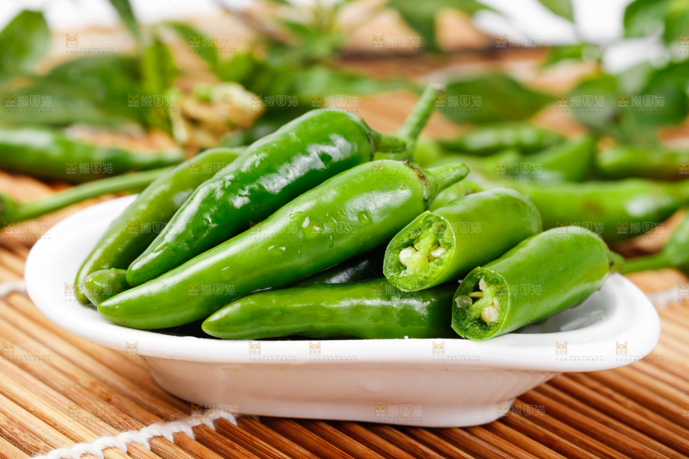 竹底上摆放着青米椒