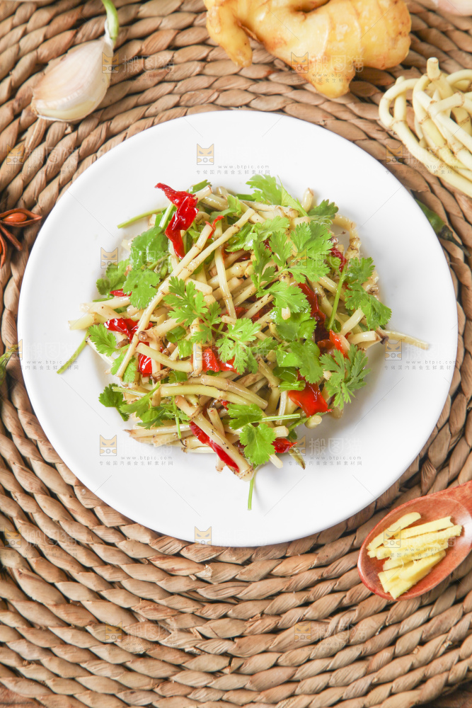盘子里装着炒鱼腥草