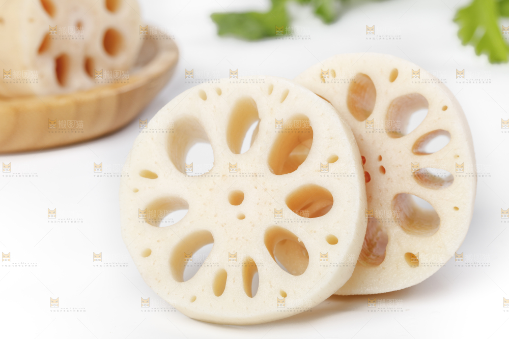 白底上削皮的莲藕