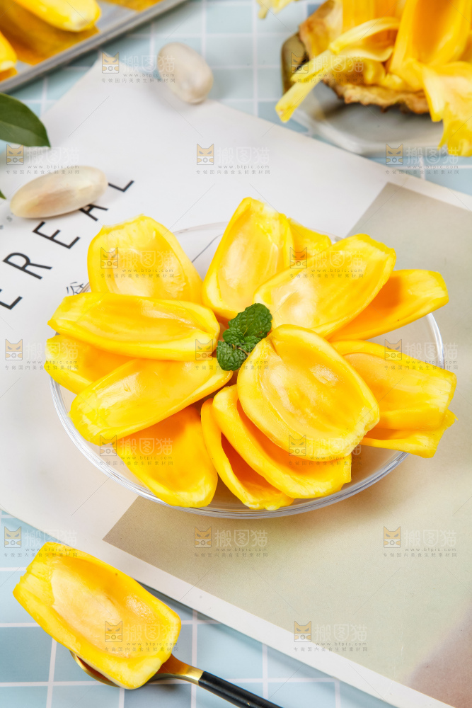盘子里装着黄心菠萝蜜