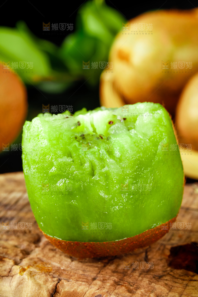 木底上的绿心奇异果