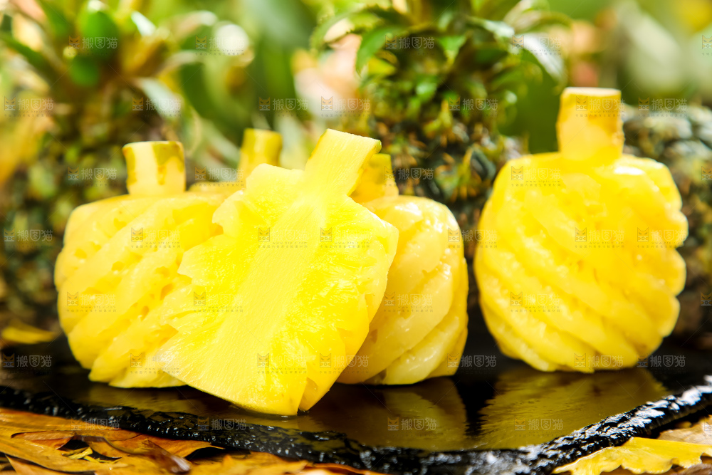 黑石板上的新鲜小菠萝