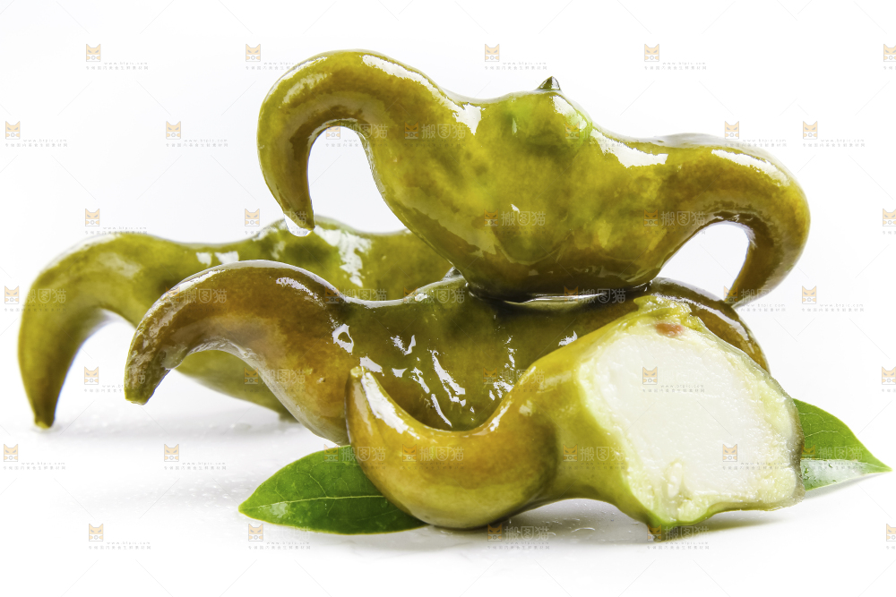 白底上的新鲜菱角