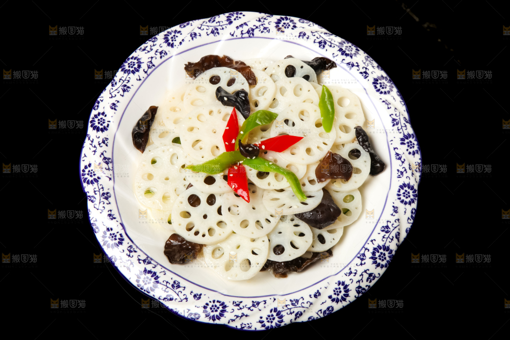 盘子里的藕片炒木耳