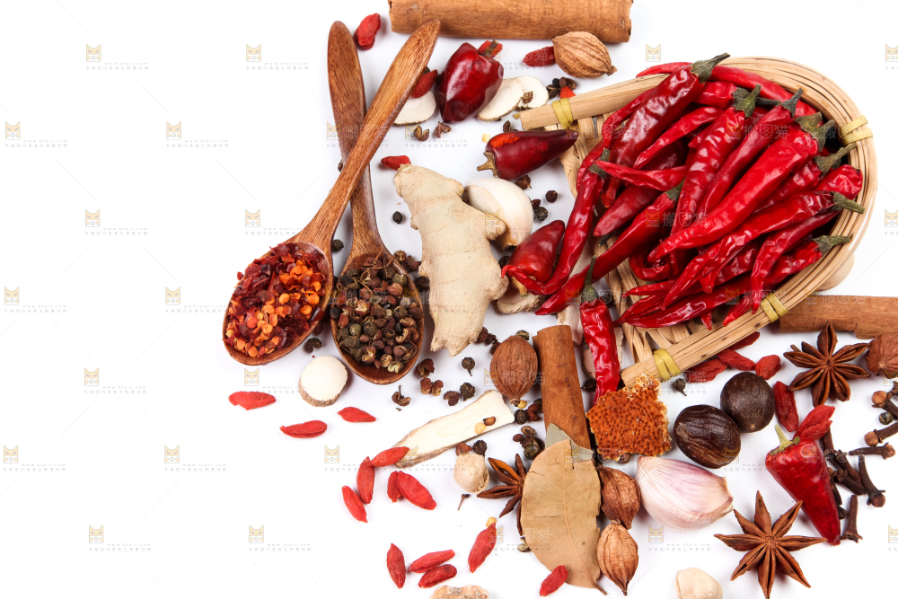 白底上放着香料组合