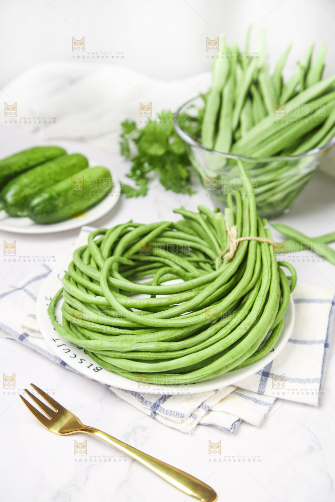 盘子里装着豇豆