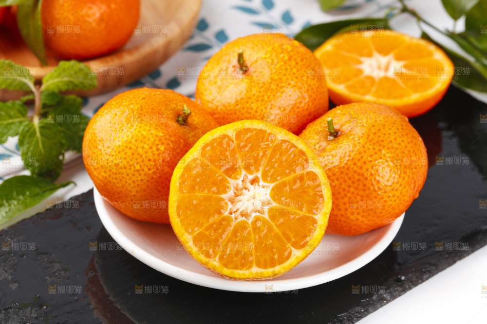 盘子里装着小蜜橘