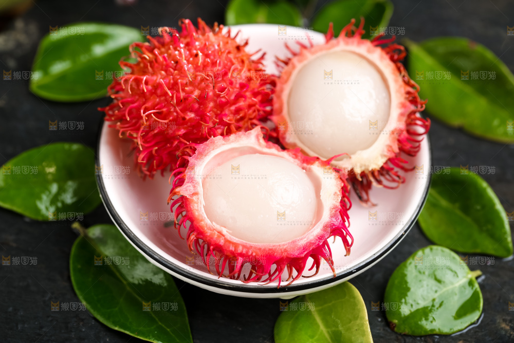 盘子里装着红毛丹