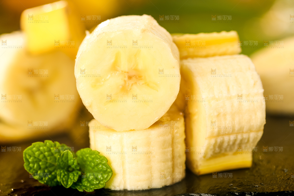 黑石板上放着高山甜香蕉