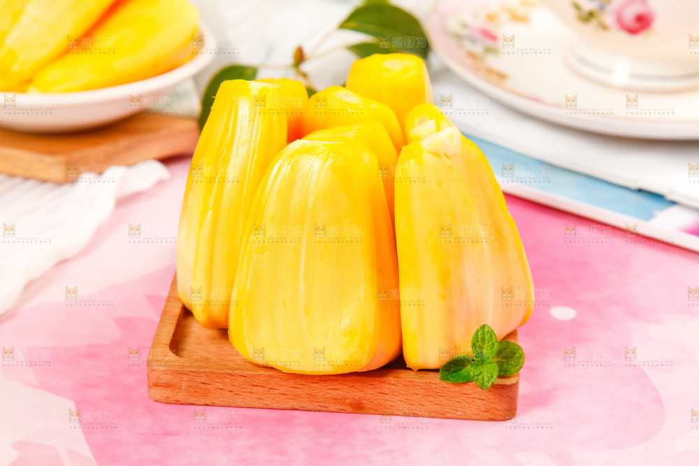 盘子里的新鲜菠萝蜜