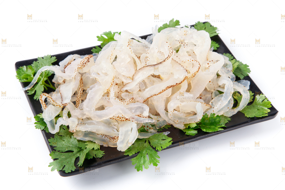 碗里装着海蜇丝