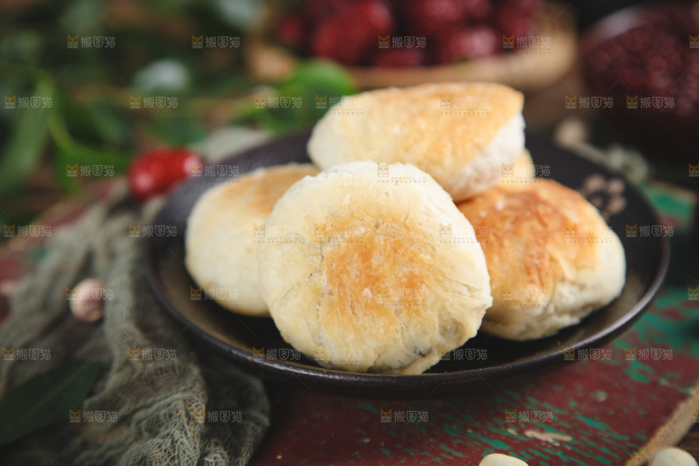 一盘豆沙酥饼放在木底上