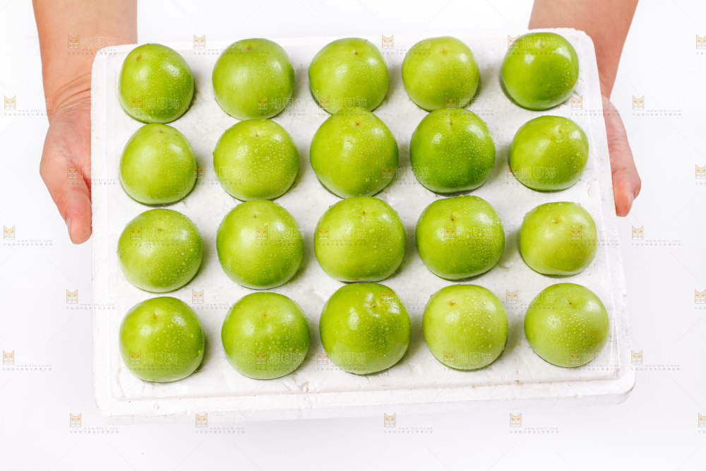 手上端着牛奶枣