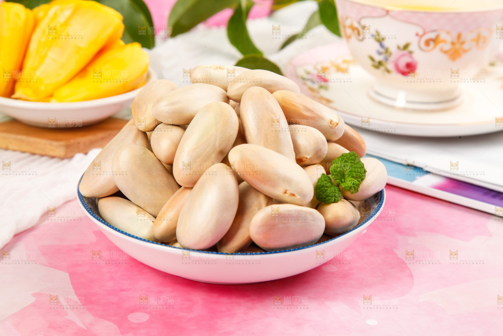 盘子里装着菠萝蜜籽