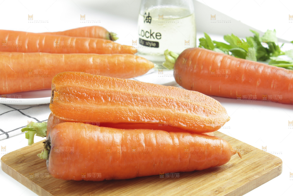 木板上摆放着陕西胡萝卜