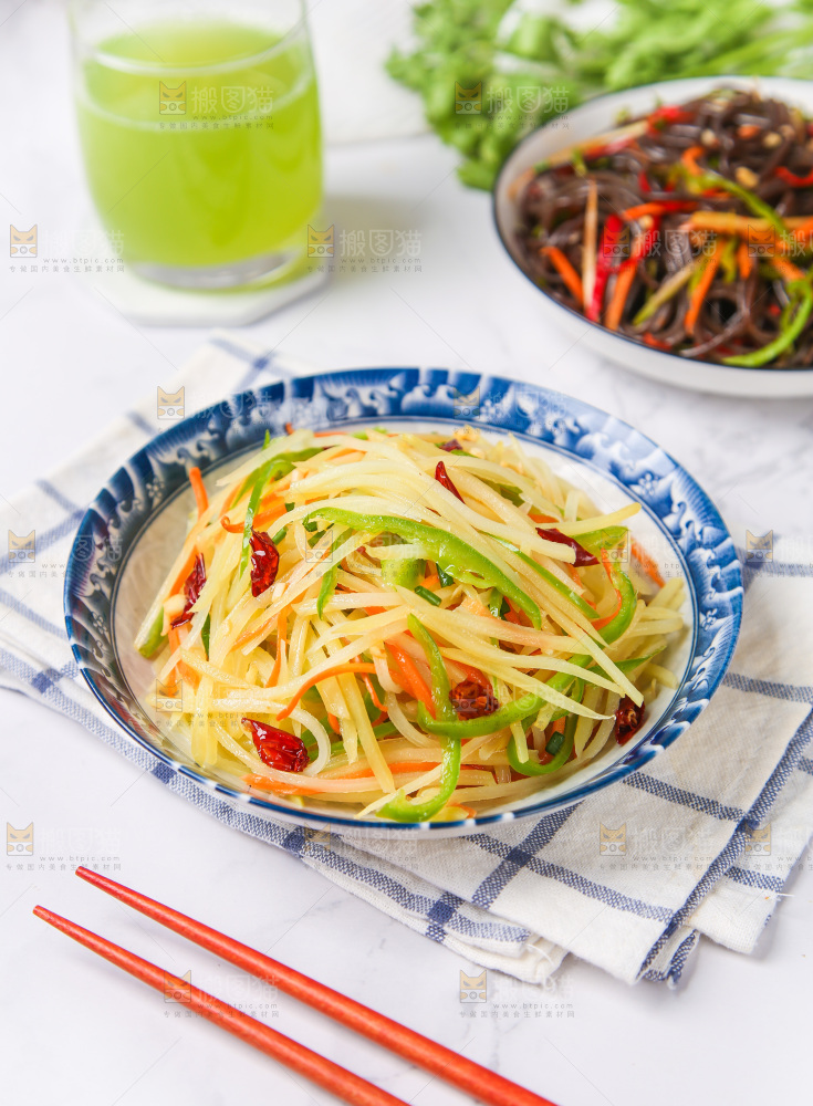 盘子里装着炒土豆丝