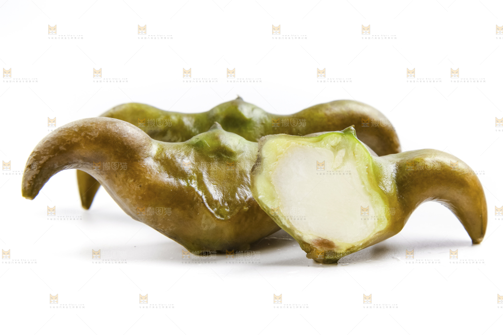 白底上的新鲜菱角
