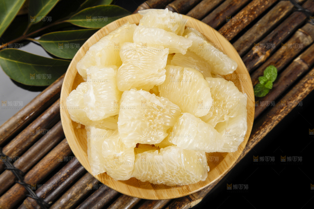 盘子里装着柚子果肉