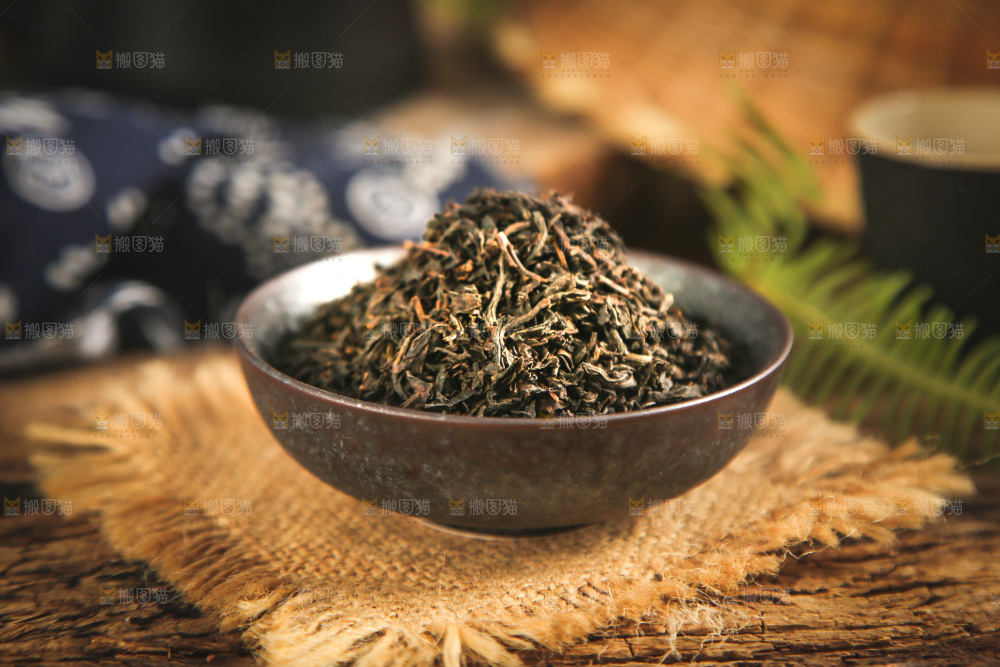 碟子里装着茶叶