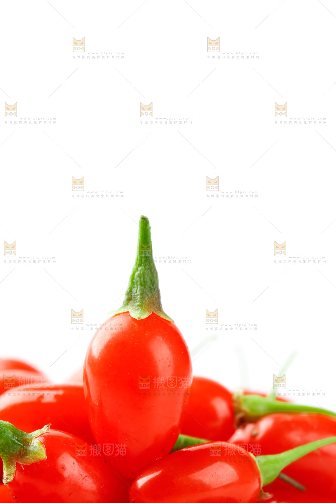 白底上放着枸杞