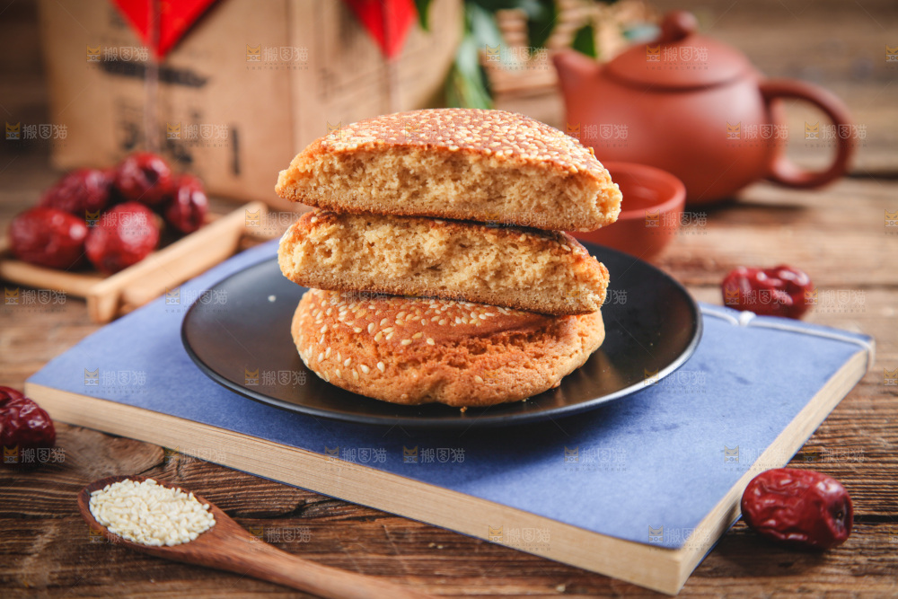 一盘芝麻酥饼放在木底上