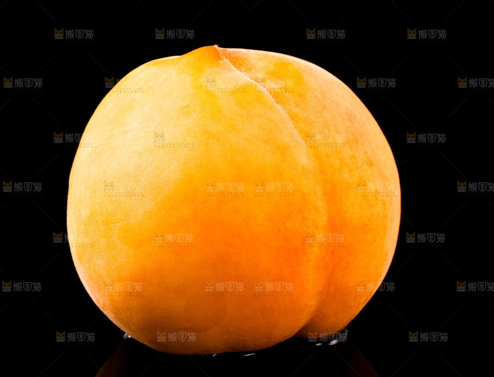 黑底上放着黄毛桃