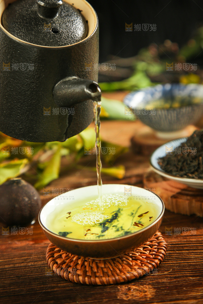 碗里泡着绿茶叶