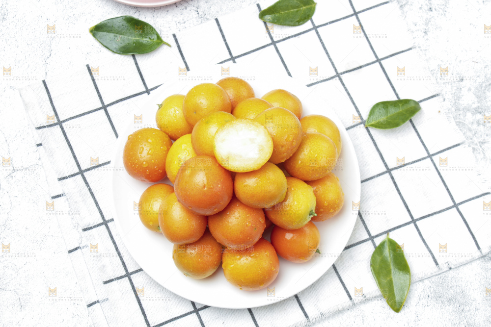 盘子里的小金桔
