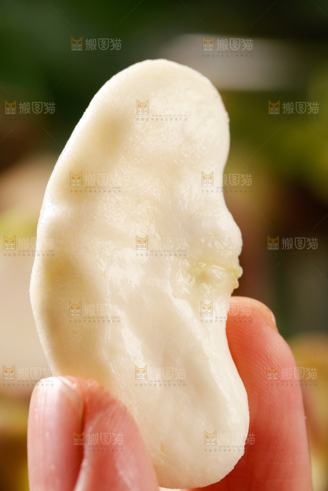 手里拿着新鲜菱角