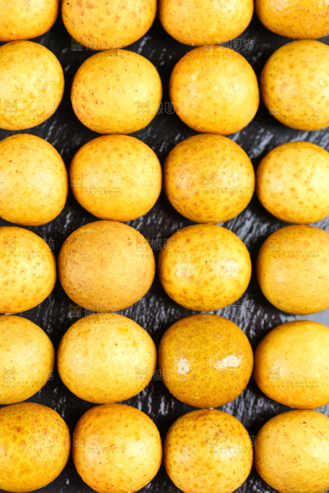 黑石板上摆放着泰国龙眼