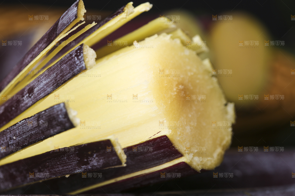 石板上放着广西黑皮甘蔗