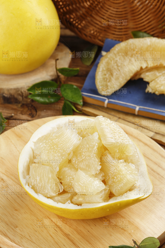 木板上摆放着白心柚子