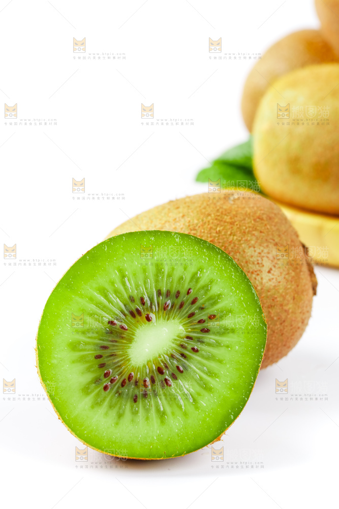 白底上摆放着翠香猕猴桃