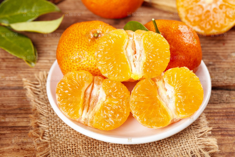 盘子里装着小蜜橘