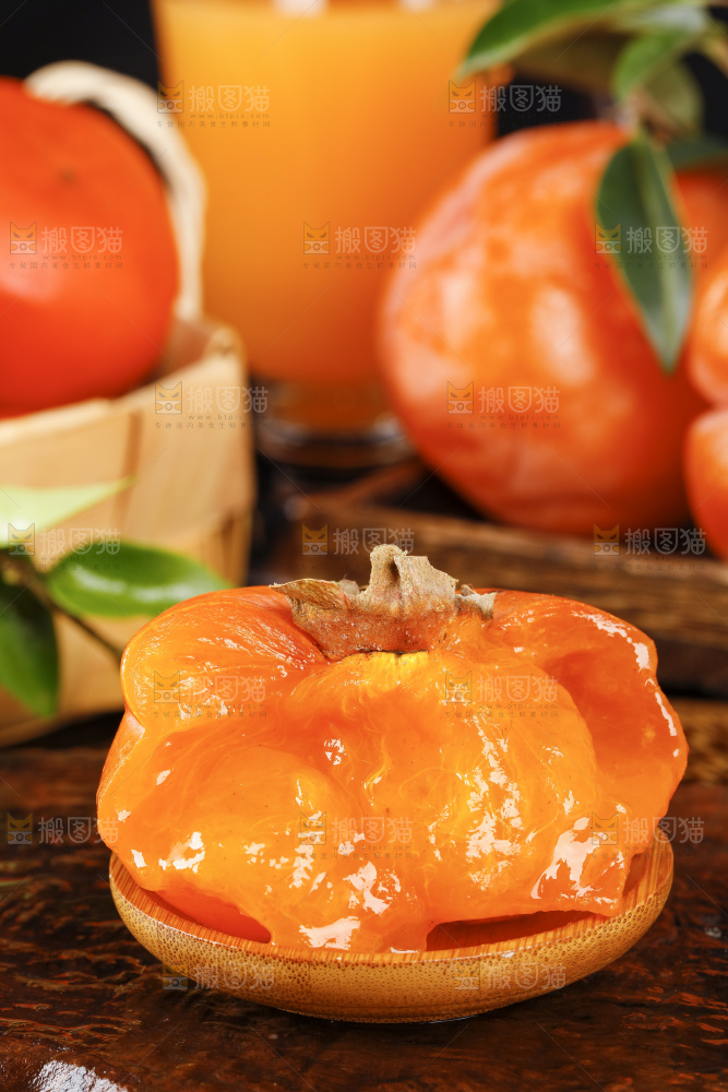 木板上摆放着易县磨盘柿子