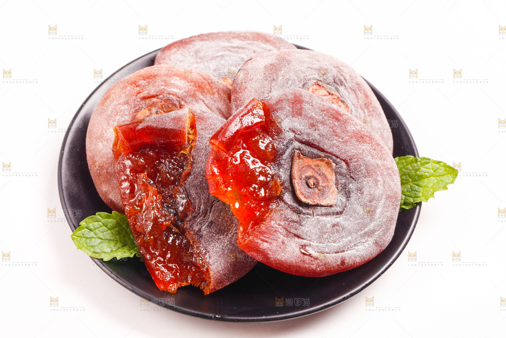 盘子里装着干柿饼
