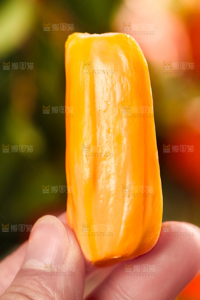 手里拿着新鲜菠萝蜜