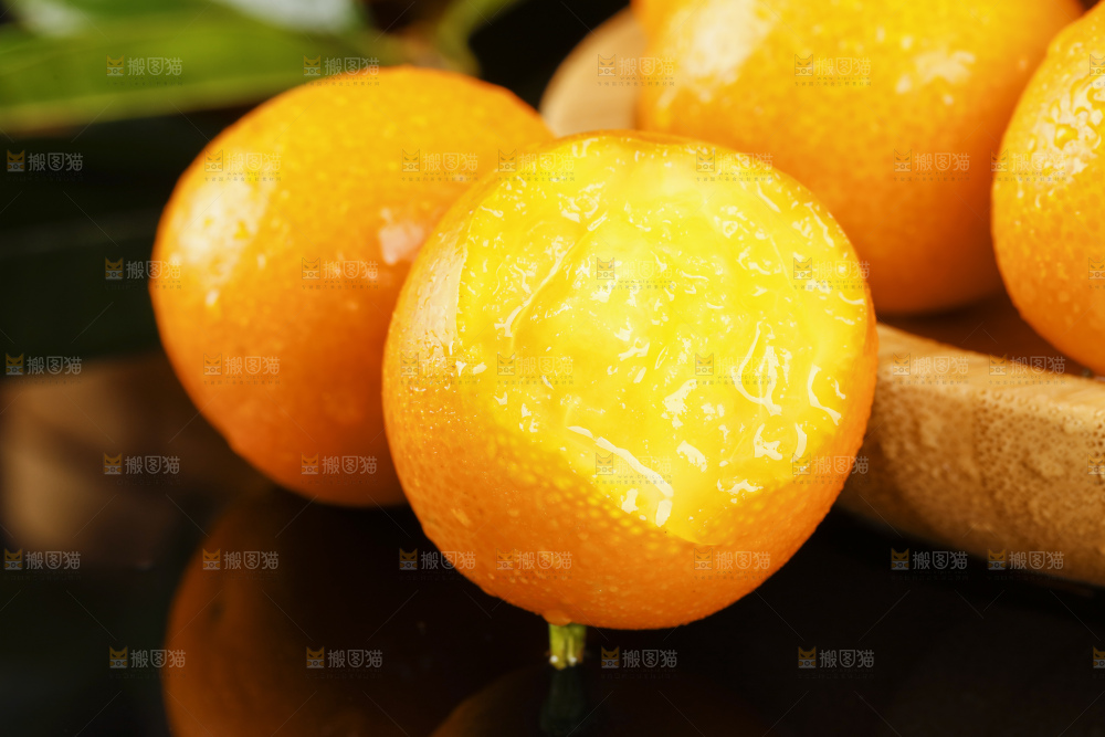 黑底上的小金桔