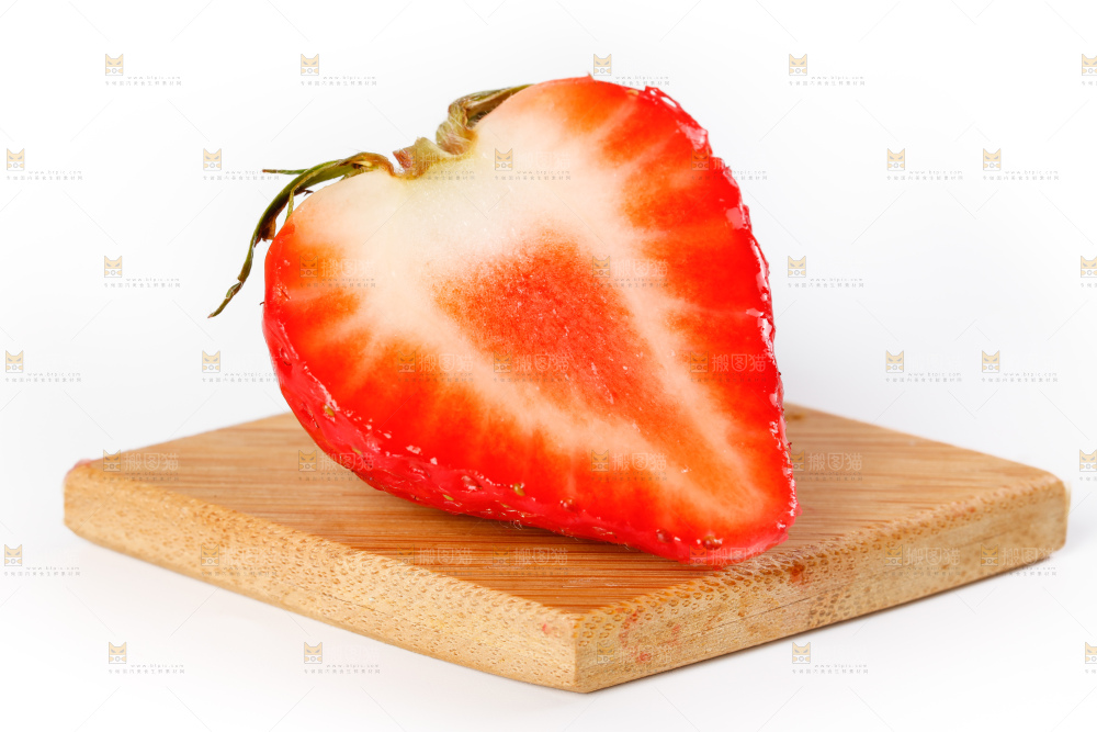 白底上的99牛奶草莓