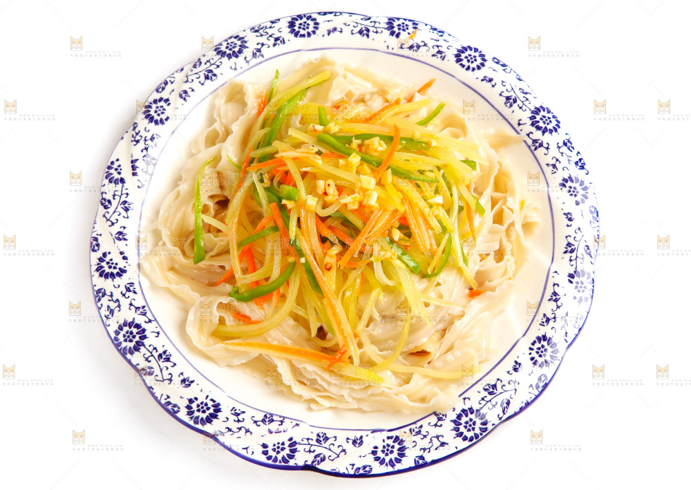 盘子里装着土豆丝炒辣椒