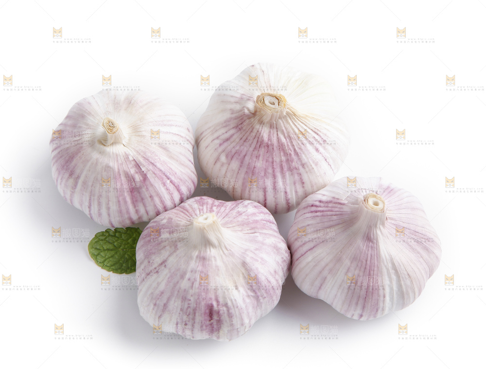 白底上的一堆大蒜